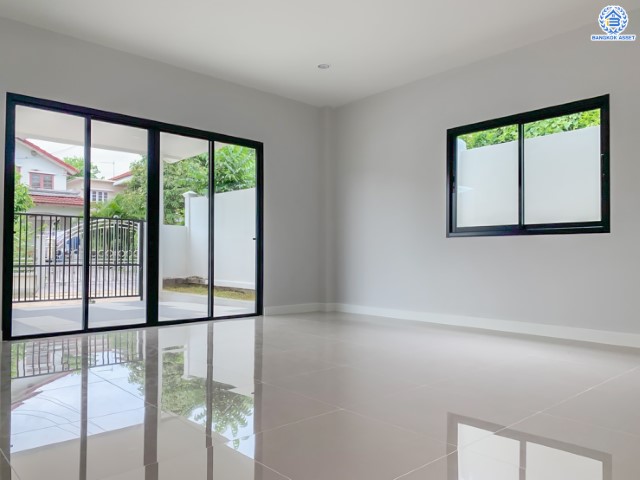 บ้านมือสองตกแต่งใหม่ คุณภาพแบรนด์ LH ม.ชัยพฤกษ์ บางแวก เนื้อที่ 105.3 ตร.ว. ตกแต่งหรูหรา ฟังก์ชันจัดเต็ม 4 ห้องนอน 3 ห้องน้ำ 1 ห้องอเนกประสงค์ จอดรถได้ 3 คัน พร้อม Facilities ครบ! บนทำเลคุณภาพ เชื่อมต่อได้หลายเส้นทาง ใกล้เซ็นทรัลปิ่นเกล้า และทางด่วนคู่ขนานลอยฟ้า